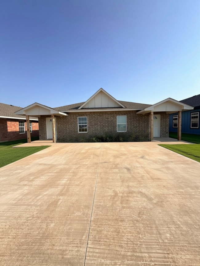 Building Photo - 1407 SW Bishop Rd