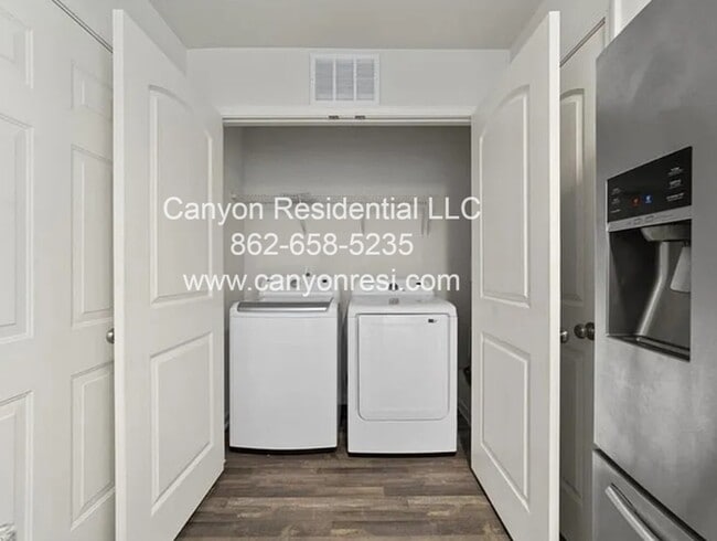 Building Photo - 213 Pleasant Willow Pl