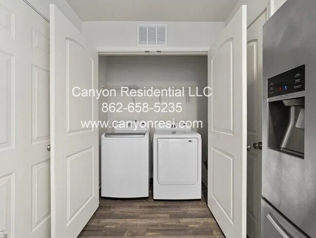 Foto del edificio - 213 Pleasant Willow Pl