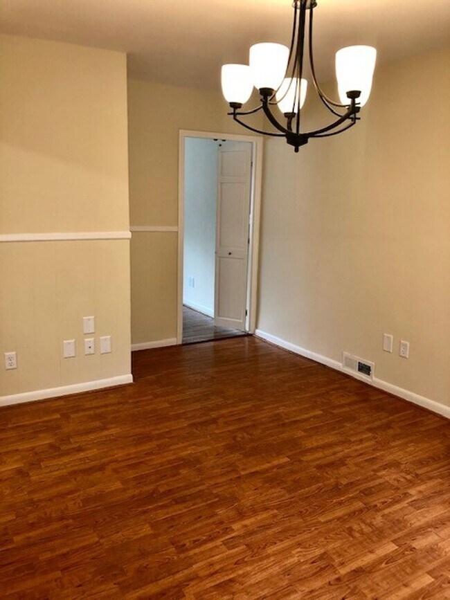 Foto del edificio - 725 Ashview Dr