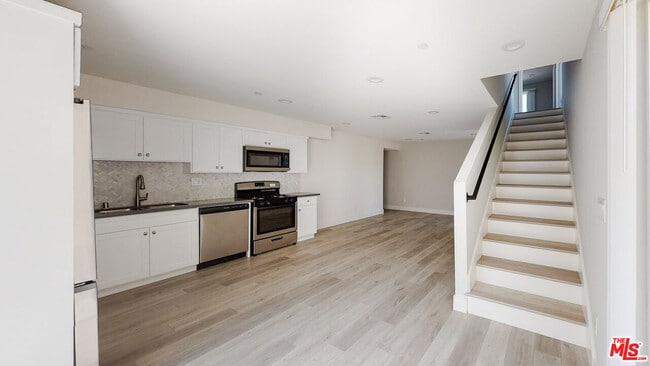 Building Photo - 953 N Mariposa Ave