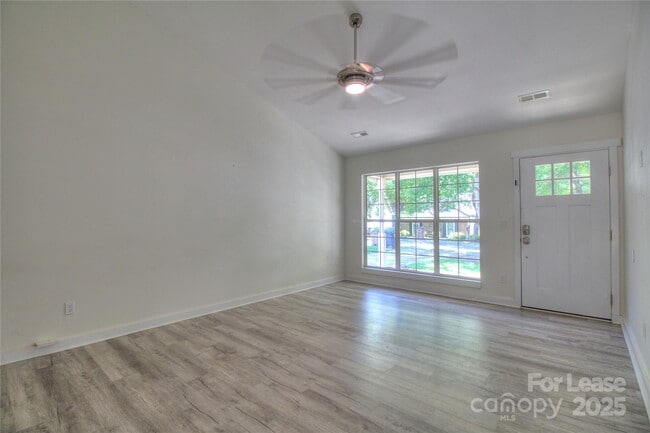 Building Photo - 216 Stratford Dr