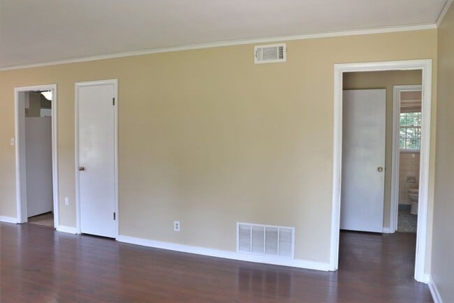 Building Photo - Charming 3-Bedroom + BONUS SUNROOM