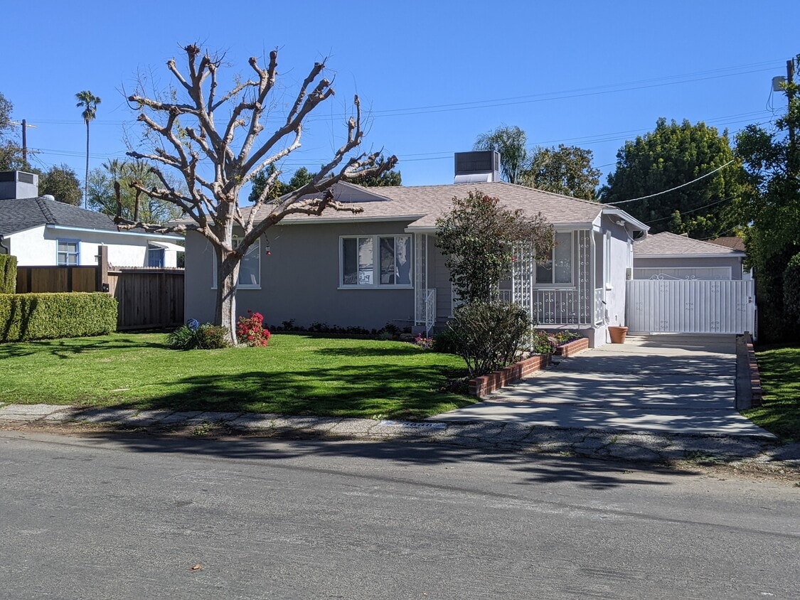 Primary Photo - 5636 Cedros Ave