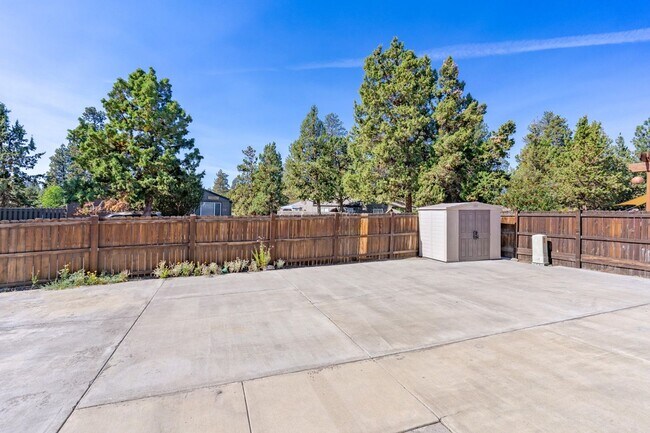 Building Photo - Huge home, recent upgrades!  Like new!