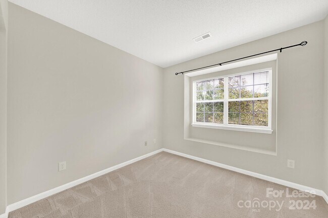 Foto del edificio - 9009 4 Mile Creek Rd