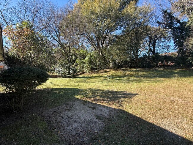 Foto del edificio - ** 3 bed 1 bath located in Forest Hills ** Call 334-366-9198 to schedule a self showing