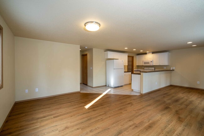 Building Photo - Recently Updated 3 Bedroom 2.5 Bath Duplex...