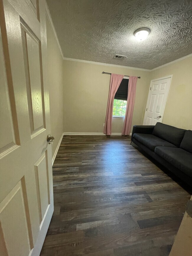 Building Photo - 1530 Rhododendron Dr NW