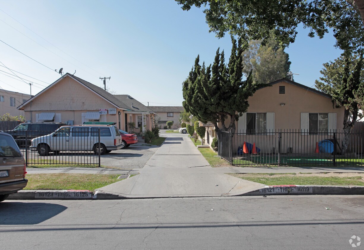 Foto principal - 16119-16125 Eucalyptus Ave