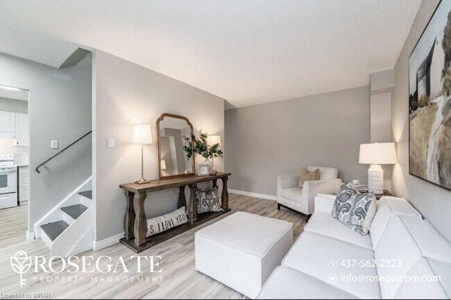 Photo du bâtiment - Spacious 3-Bedroom Townhome in Kitchener –...
