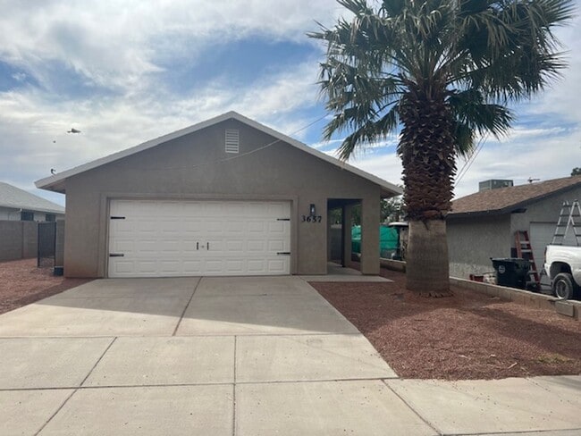 Building Photo - Charming 3 Bedroom 2 Bath Home
