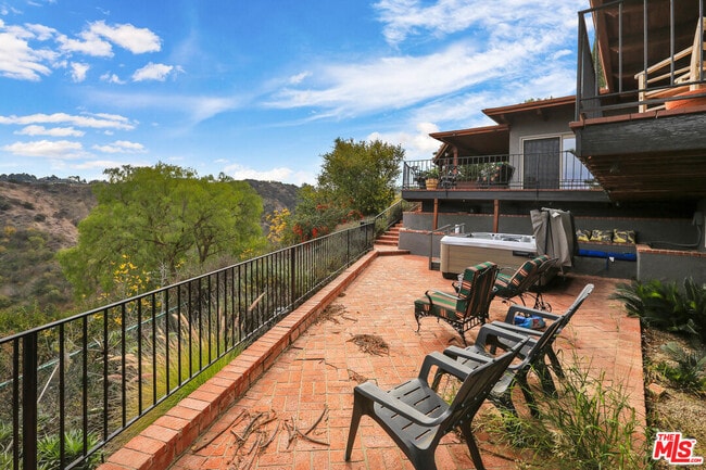 Building Photo - 3860 Beverly Ridge Dr