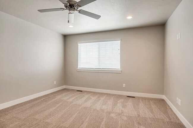 Foto del edificio - Gorgeous 3 Bed Townhome - Provo Slate Canyon