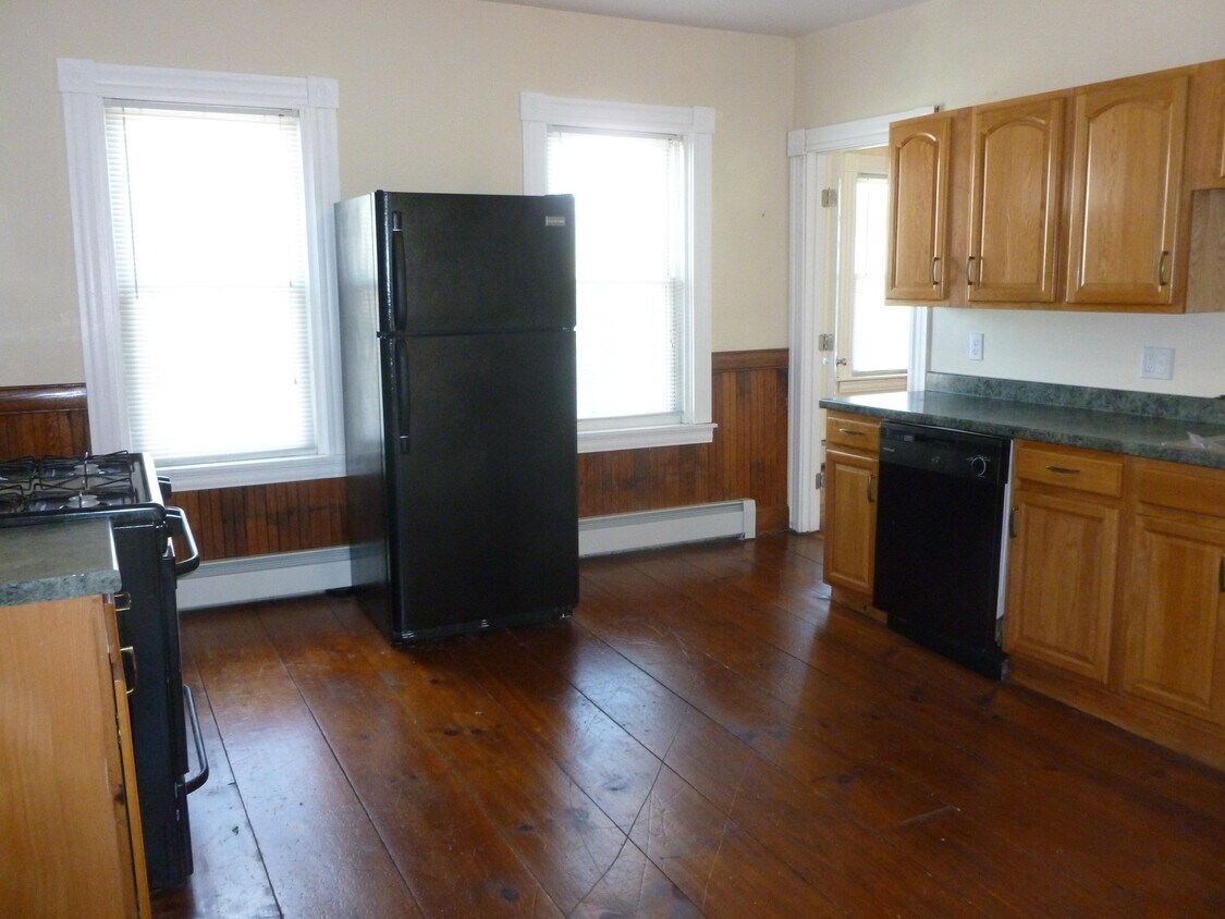 Primary Photo - 211 Millbury St