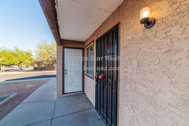 Building Photo - 735 E Hazel Dr