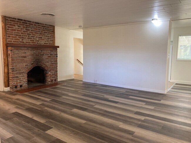 Foto del edificio - Large Three Bedroom on a 1+ Acre Lot