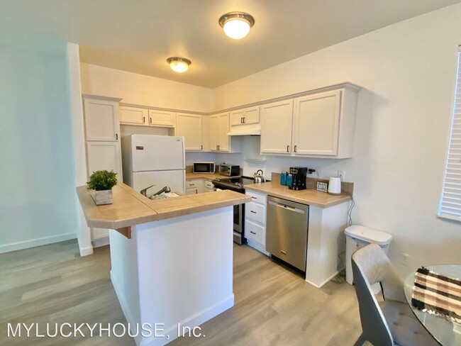 Building Photo - 2 br, 2 bath House - 863 NE Locksley