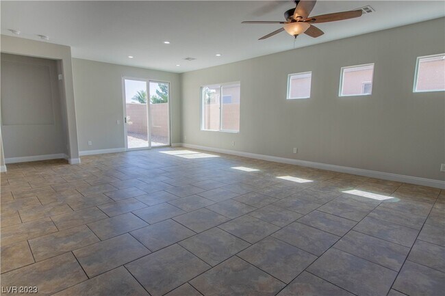 Foto del edificio - 2436 Sturrock Dr