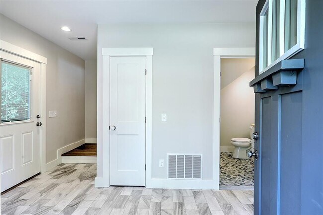 Foto del edificio - 137 Rosebriar Ave
