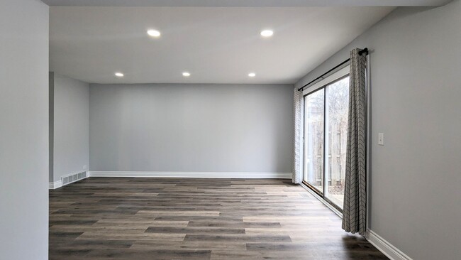 Building Photo - Updated 4 bd 2.5 ba plus a den spacious to...