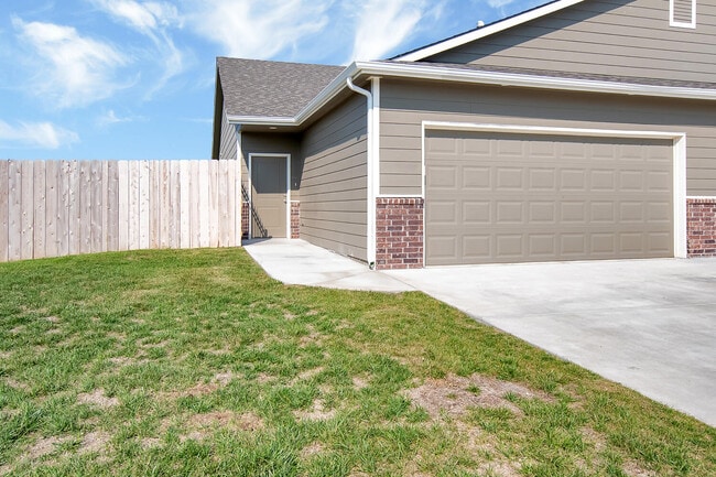 Building Photo - 1341 Azena St