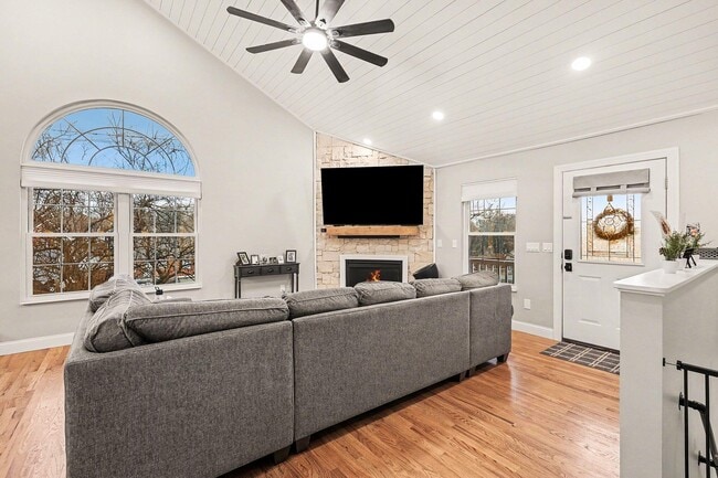 Foto del edificio - 111 Basswood Cir