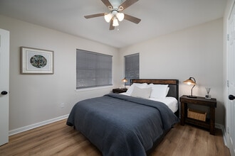 Building Photo - 1528 E Devine St