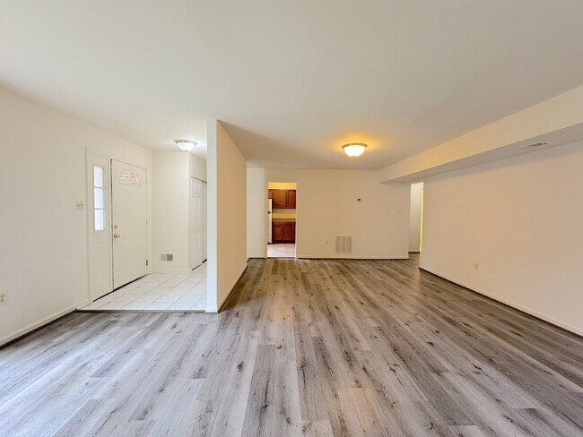 Foto del edificio - Spacious Ground-Level 3BR Condo with Patio in Prime Arlington Location