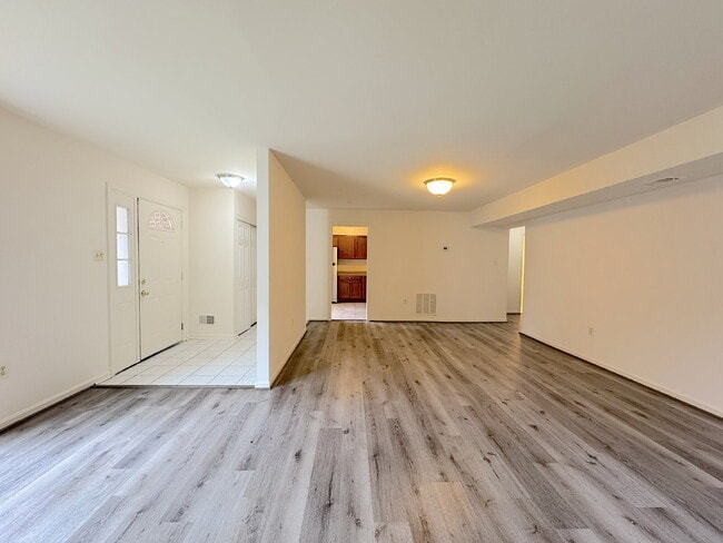 Building Photo - Spacious Ground-Level 3BR Condo with Patio in Prime Arlington Location