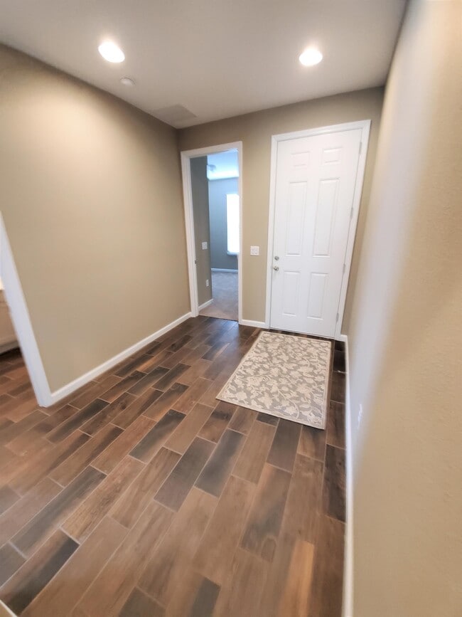 Building Photo - 257 Summershore Dr