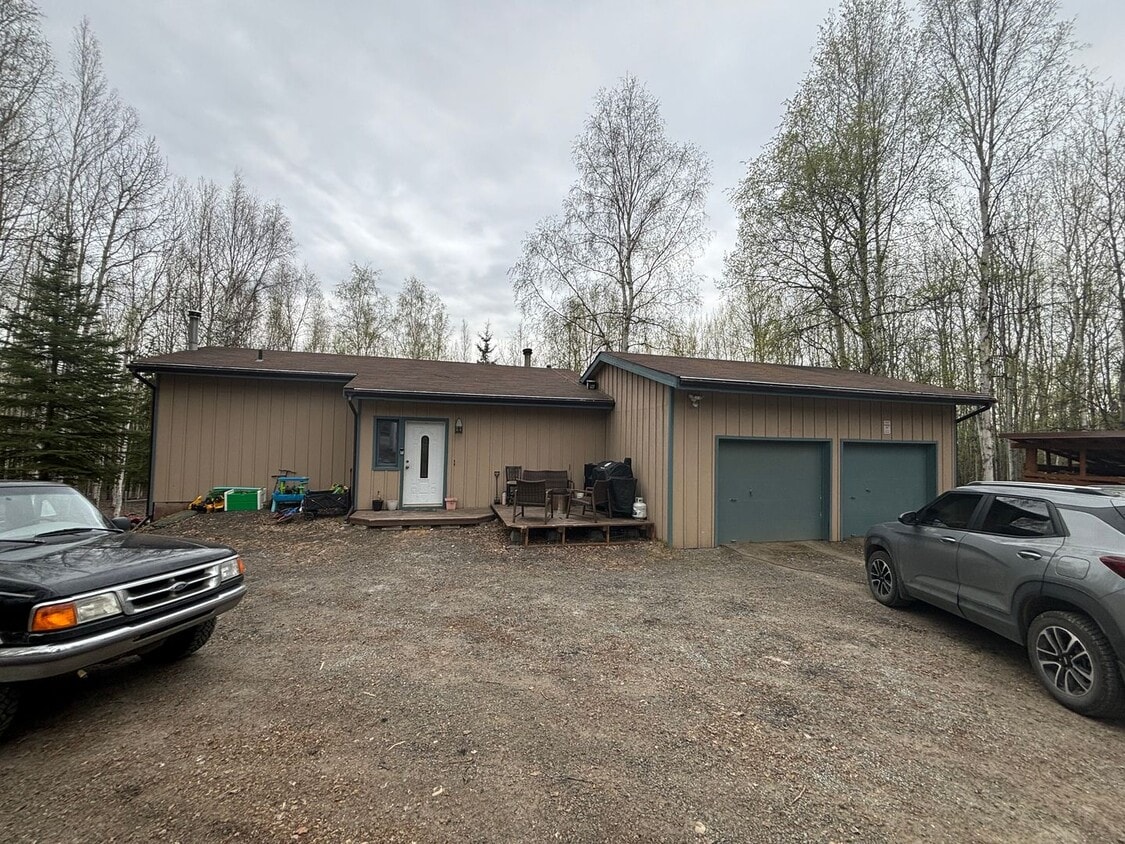 Primary Photo - Huge fenced in yard / 2 car garage