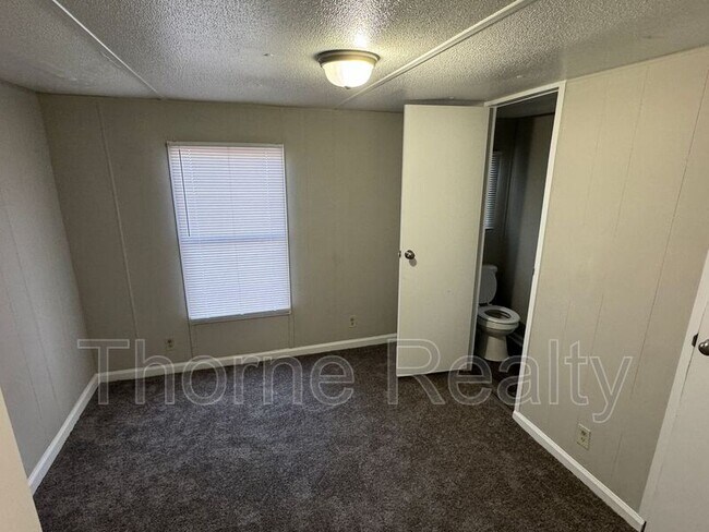 Building Photo - 907 King Ave