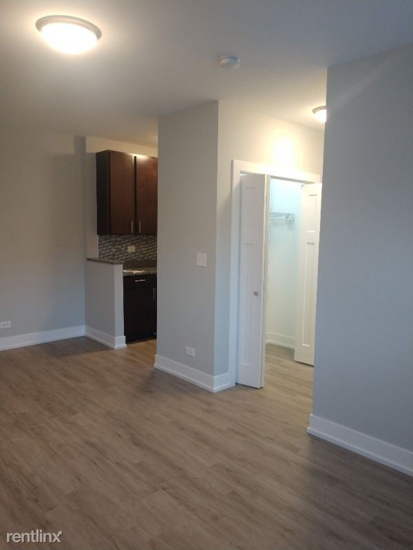 Building Photo - 539 W Brompton Ave