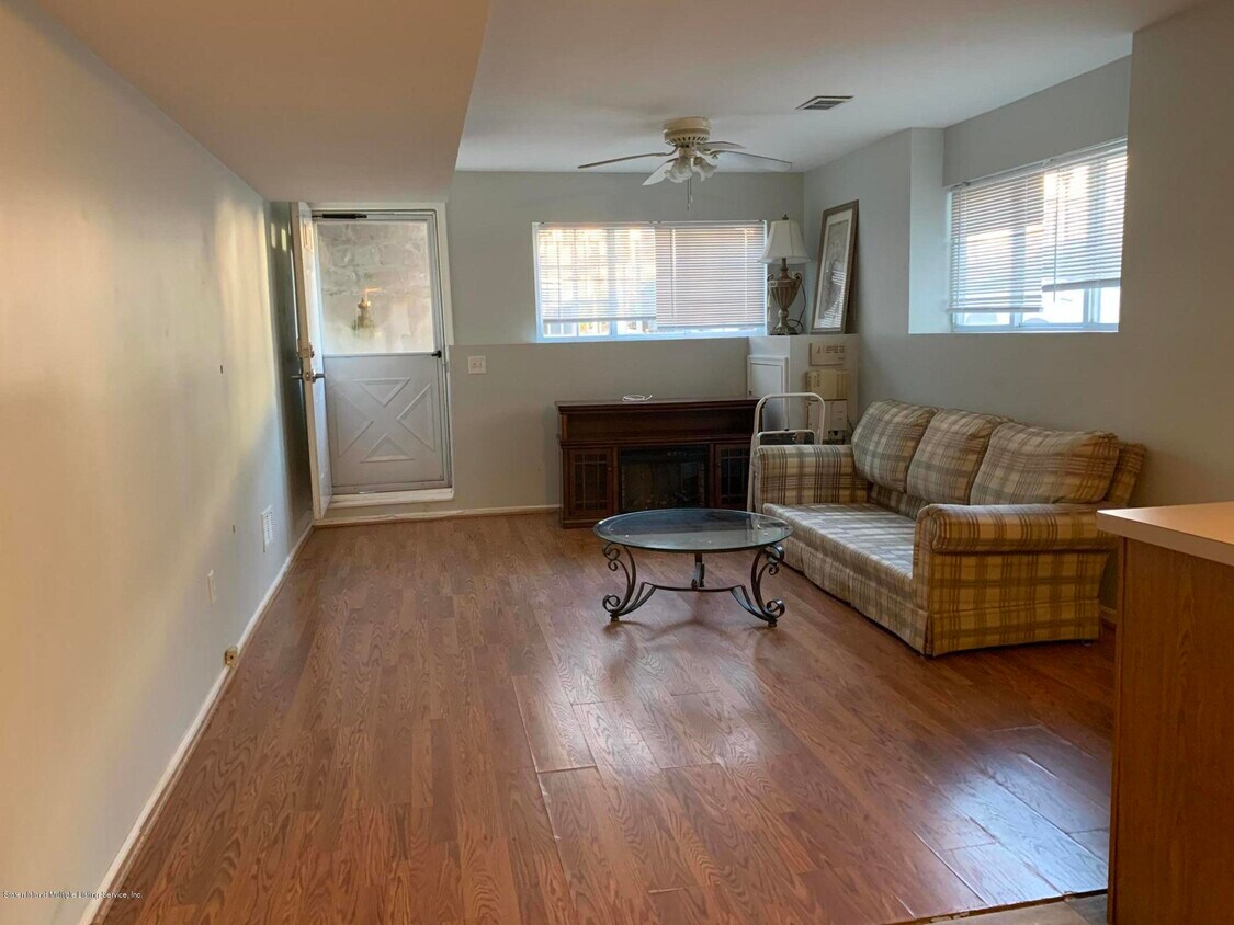 66 Pheasant Ln, Staten Island, NY 10309 Room for Rent in Staten