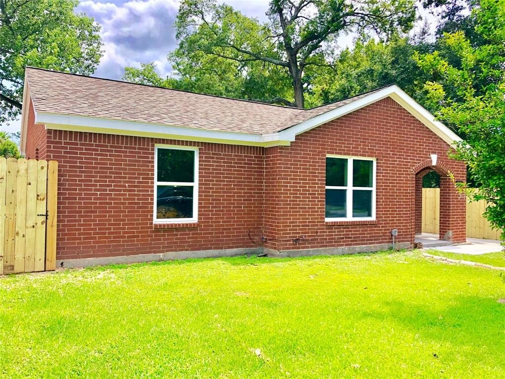 Primary Photo - 230 Lindale St