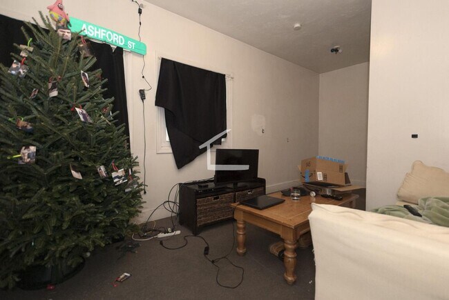 Building Photo - Great 3 bedroom close to BU and the green line