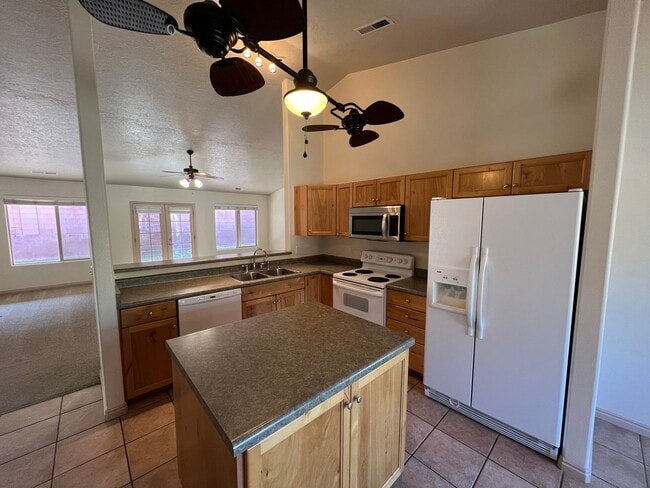 Building Photo - Snow Canyon Home!