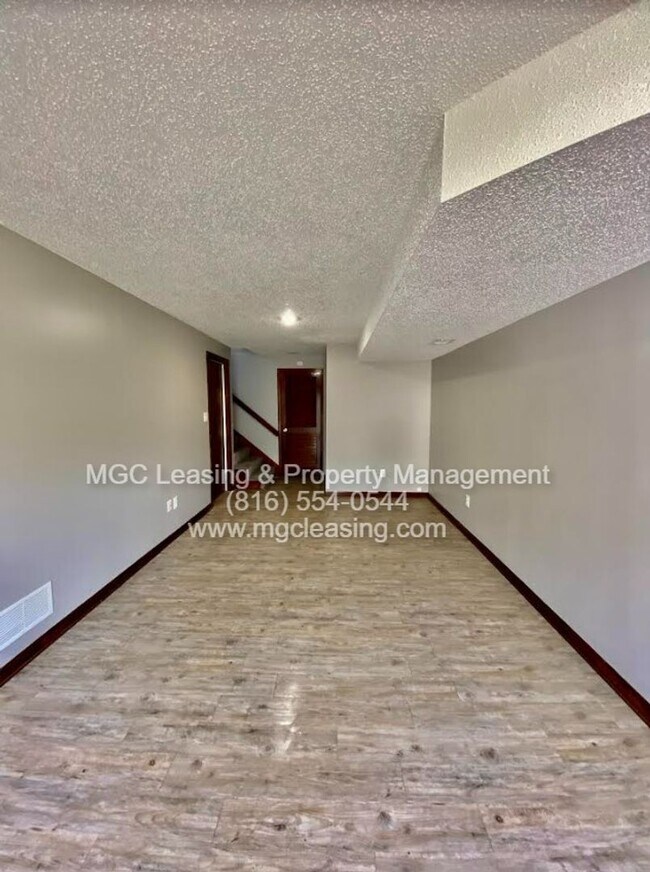 Foto del edificio - 321-323 NW Gibson Rd