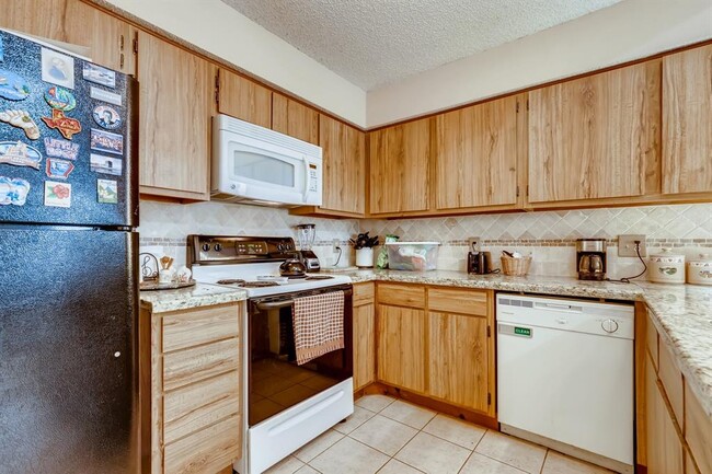 Efficient new kitchen. Really cozy and efficient. - 13449 Garden Grv