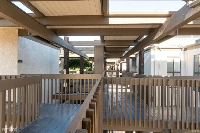 Building Photo - 8317 Marina Pacifica Dr N