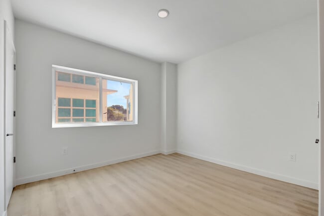 Building Photo - 1211 17th Ave N