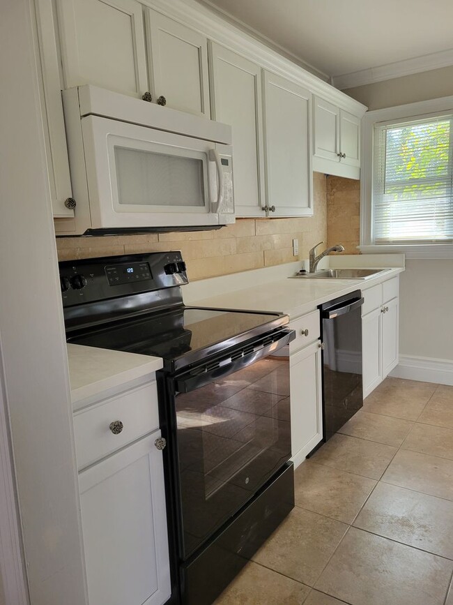 Building Photo - Newly renovated 2 bedroom 1 bath duplex!