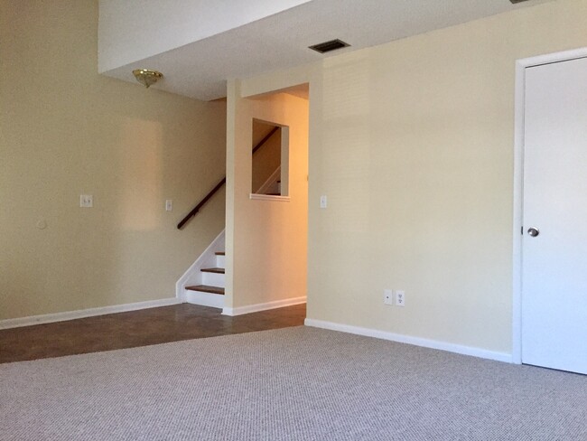 Building Photo - 2 Bed 1.5 Bath two story condo.