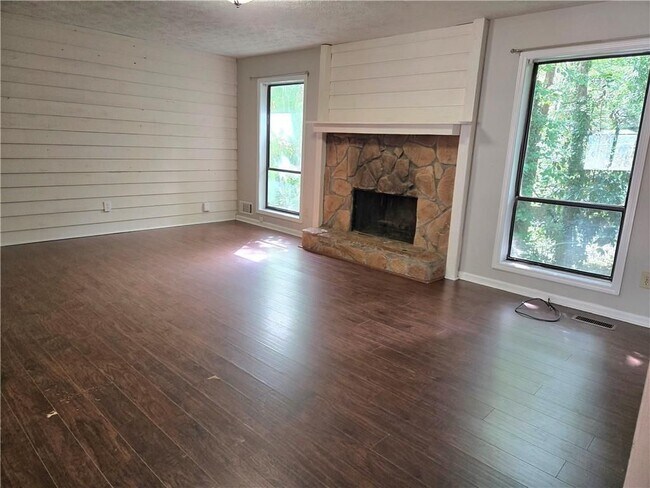 Foto del edificio - 2982 Hillwood Dr NW