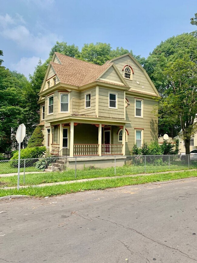 Foto del edificio - 329 Salt Springs Rd