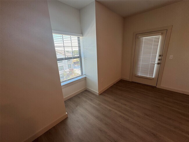 Foto del edificio - 6000 Jones Rd