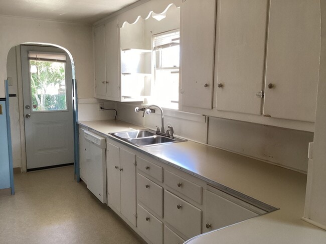 Foto del edificio - Charming 2BR Home with Spacious Yard, Detached Garage & Garden Oasis