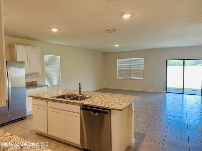 Foto del edificio - 519 Old Country SE Rd