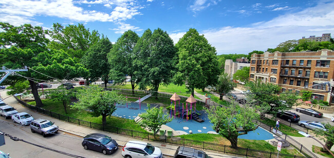 Parque infantil frente a Chiswick - Chiswick Building